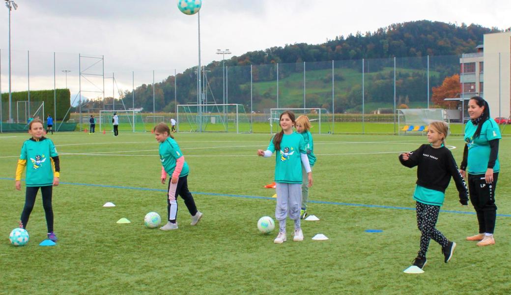 Auf spielerische Art hat die Frauenabteilung des FC Au-Berneck den Mädchen den Fussballsport näher gebracht.