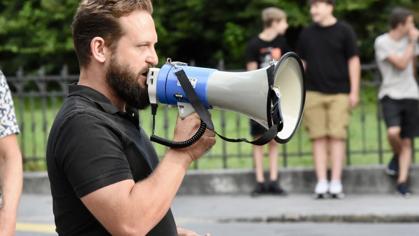 Marcel Stucki, Chef des Stuntmen-Teams, informiert die Jugendlichen.