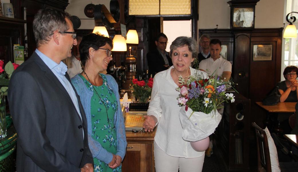 Stadträtin Katharina Linsi gratuliert mit Blumen zum Wahlsieg. Natürlich hat Urs Müllers Gattin Susanne ihn zur Wahlfeier begleitet.