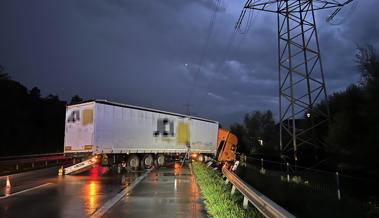 Sattelschlepper steht quer auf der Autobahn