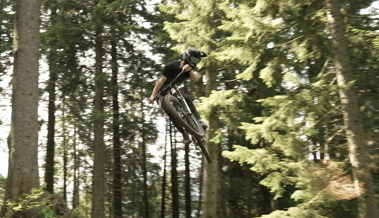 Schnell den Berg hinunter: Wo andere bremsen, gibt Jonas Gas Schnell den Berg hinunter: Wo andere bremsen, gibt Jonas Gas