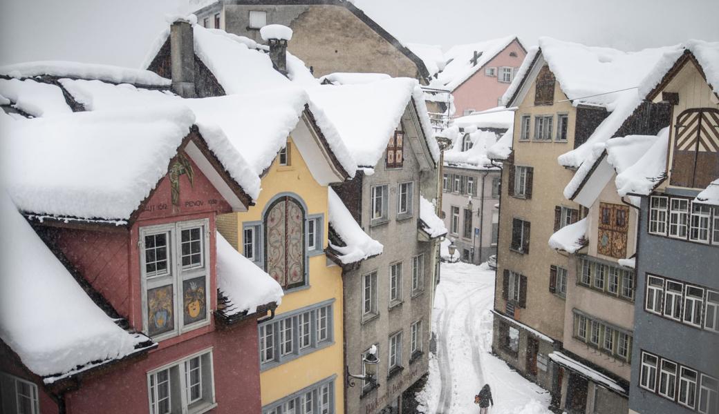 Ein charakteristisches bauliches Merkmal städtischer Siedlungen sind Reihen zusammengebauter Häuser – so wie hier in der Altstätter Altstadt.