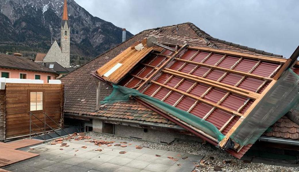 In Schaan deckte Sturm Sabine ein Dach ab.