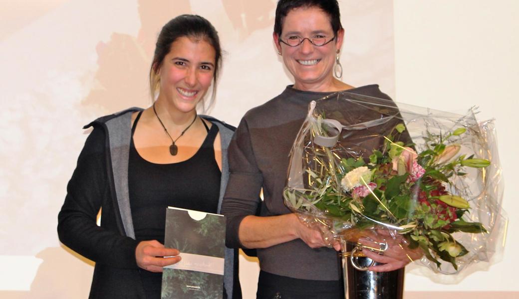 Zwei Frauen standen im Mittelpunkt der diesjährigen SAC-Versammlung: die abtretende Präsidentin Erika Bruhin (rechts) und Rahel Schönauer, Mitglied des SAC-Expeditionsteams.