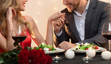 Im Clinch am Valentinstag: Wer soll beim Date bezahlen?