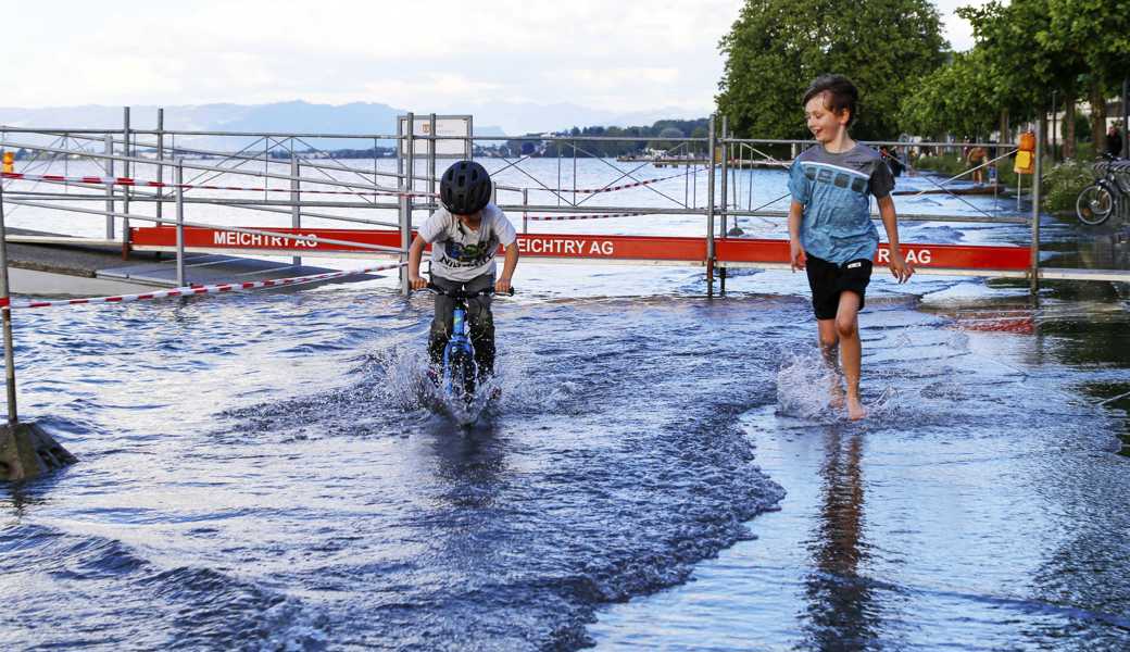 Kinder haben ihren Spass mit dem Wasser auf der Rorschacher Seeuferpromenade. 