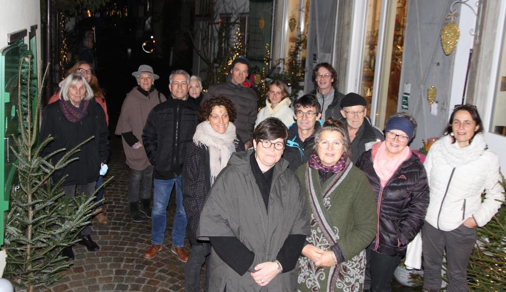 Gestern trafen sich die Kunstschaffenden im heraus geputzten Era-Graba und weihten den Adventskalender feierlich ein. Vorne (v. l.) die beiden Initiantinnen Judith Schmidheini und Karin Thür.