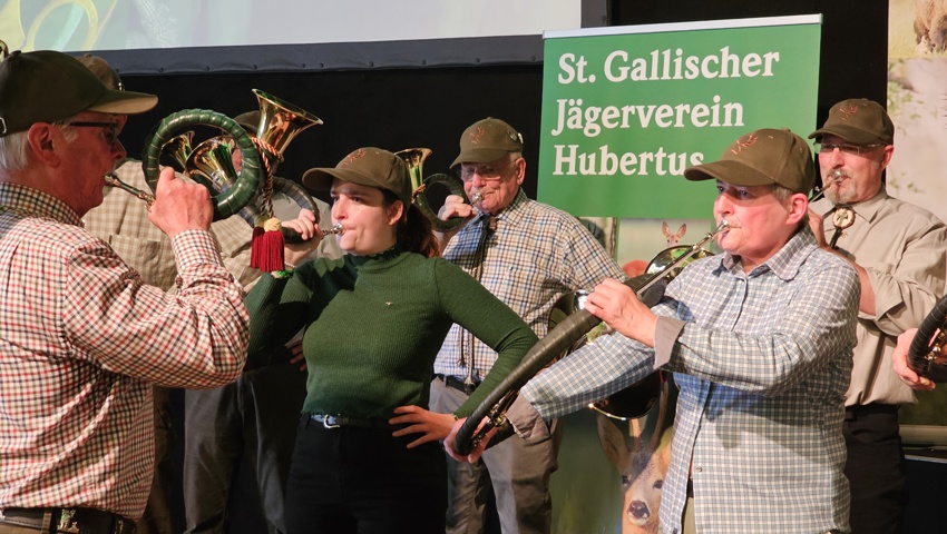 Die Jagdhorngruppe Hubertus trat nicht nur an der Versammlung auf, sondern auch vor öffentlichem Publikum an der Messe.