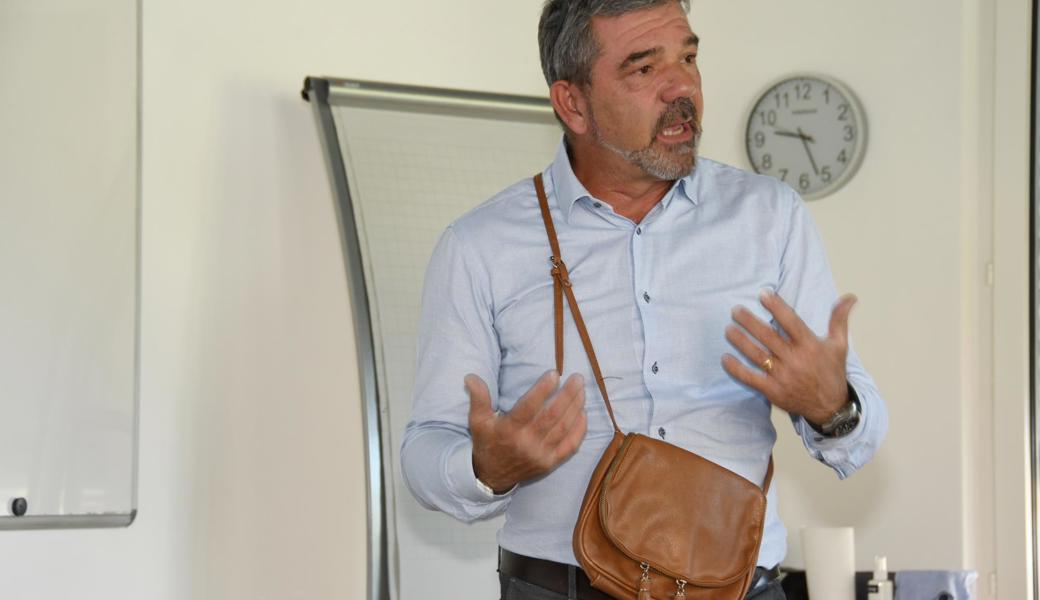 Kantonspolizist Urs Bücheler empfiehlt, die Handtasche vor dem Bauch zu tragen. Dort verliert sie ihre Besitzerin sie nicht aus dem Blick.