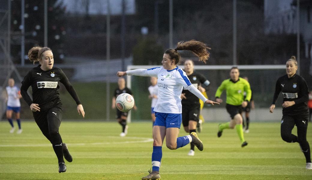 St.Gallen-Staad (in Blau-Weiss) unterliegt den Grasshoppers.