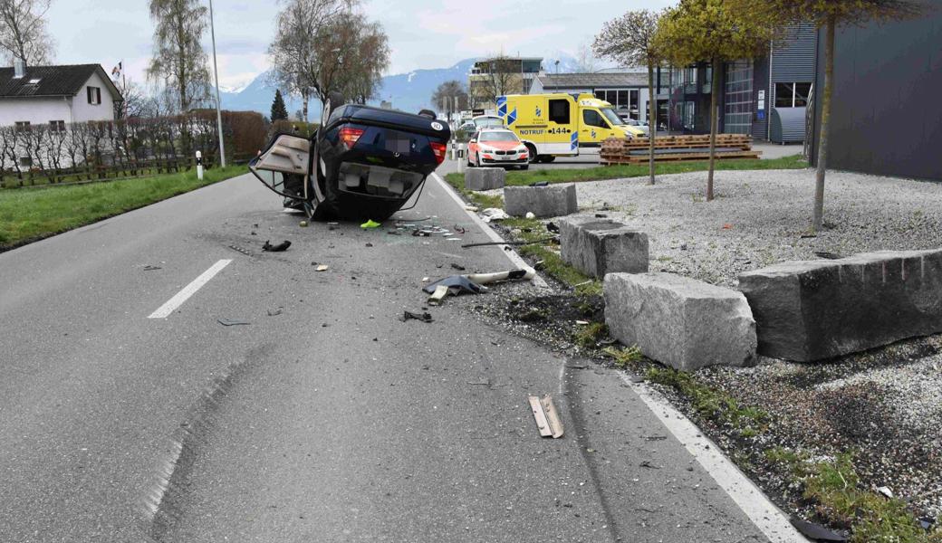 Der Autofahrer geriet von der Strasse ab und fuhr in die Steinblöcke in der Rabatte.