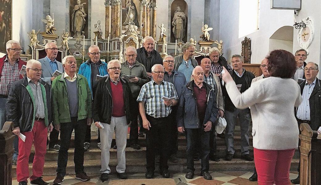 Der Männerchor Widnau sang in der Pfarrkirche von Margreid speziell für die Bürgermeisterin ein paar Lieder als Dank für die interessante Dorfbesichtigung. 