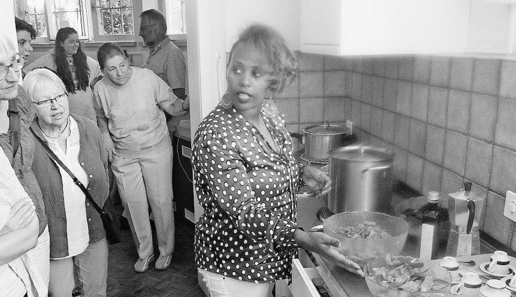 Zwei äthiopische Frauen bereiteten Speisen aus ihrer Heimat zu. 