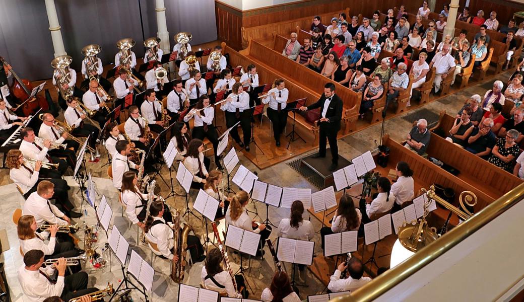 Die rund 60 Stadtmusikanten füllten die evangelische Kirche mit gewaltigen Klangbildern. 