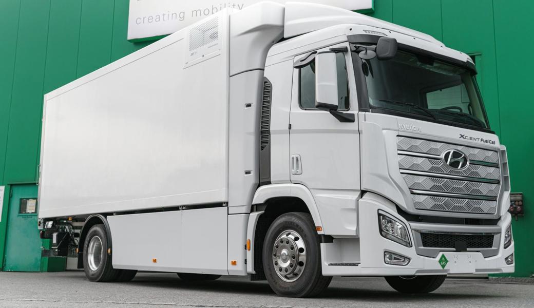 Der «Xcient Fuelcell» sieht aus wie ein gewöhnlicher LKW, wird aber mit Wasserstoff angetrieben.