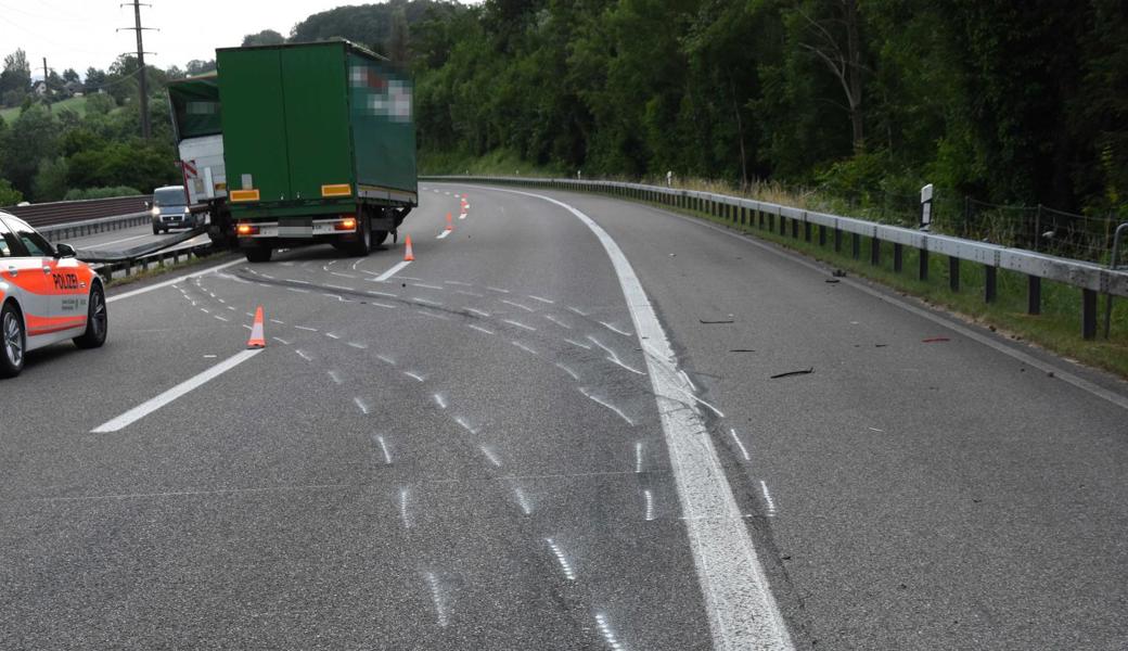  Ein Lastwagen mit Sachentransportanhänger streifte ein auf dem Pannenstreifen stehendes Auto.