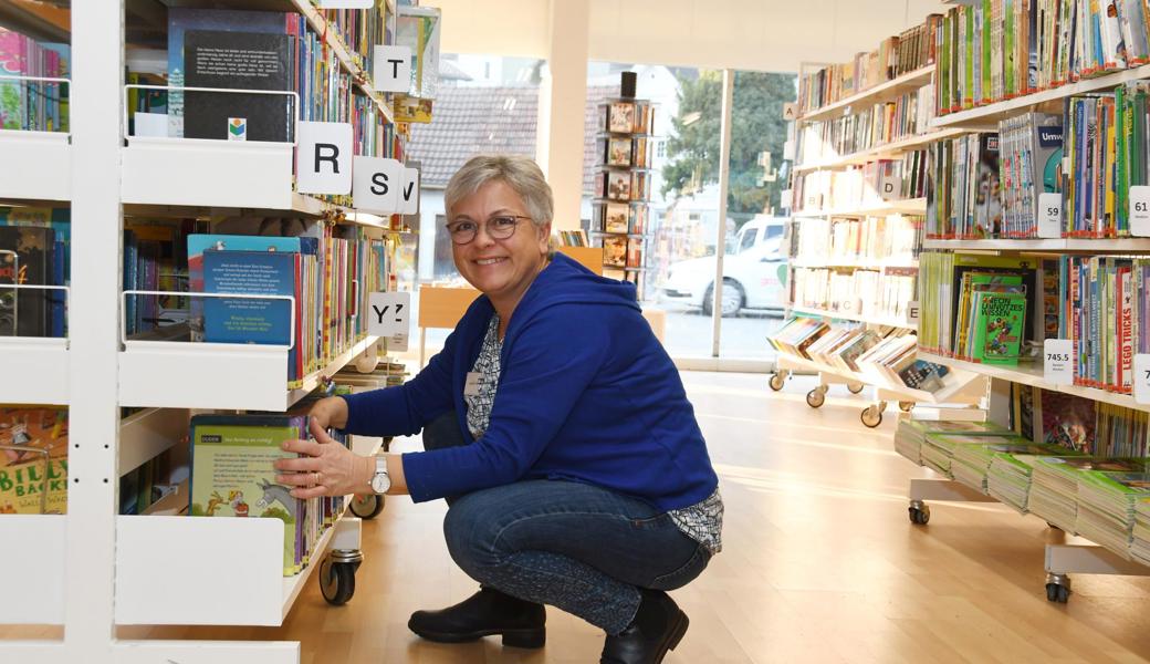 Monika Sieber hat Freude an dem grosszügigen Raum zwischen den Büchergestellen. 
