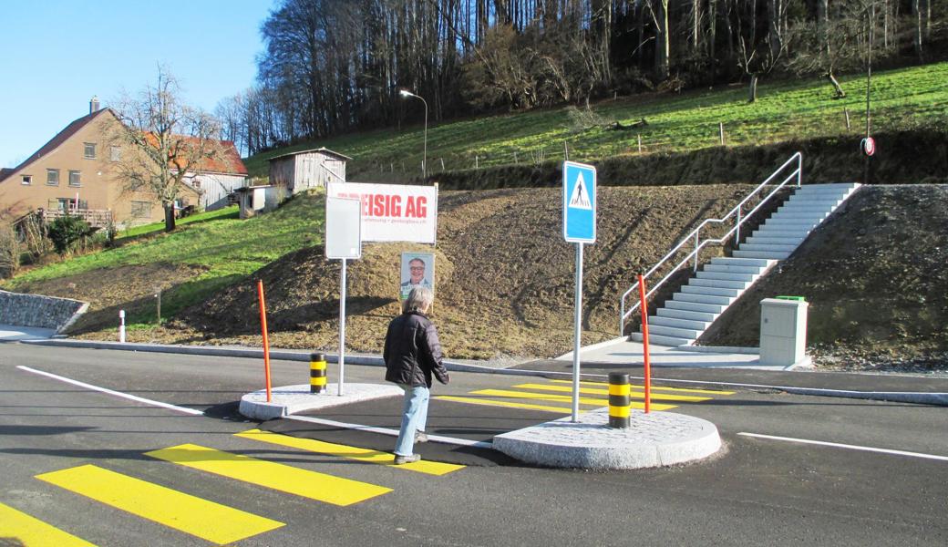 Der erneuerte Übergang mit Mittelinsel und Treppe.