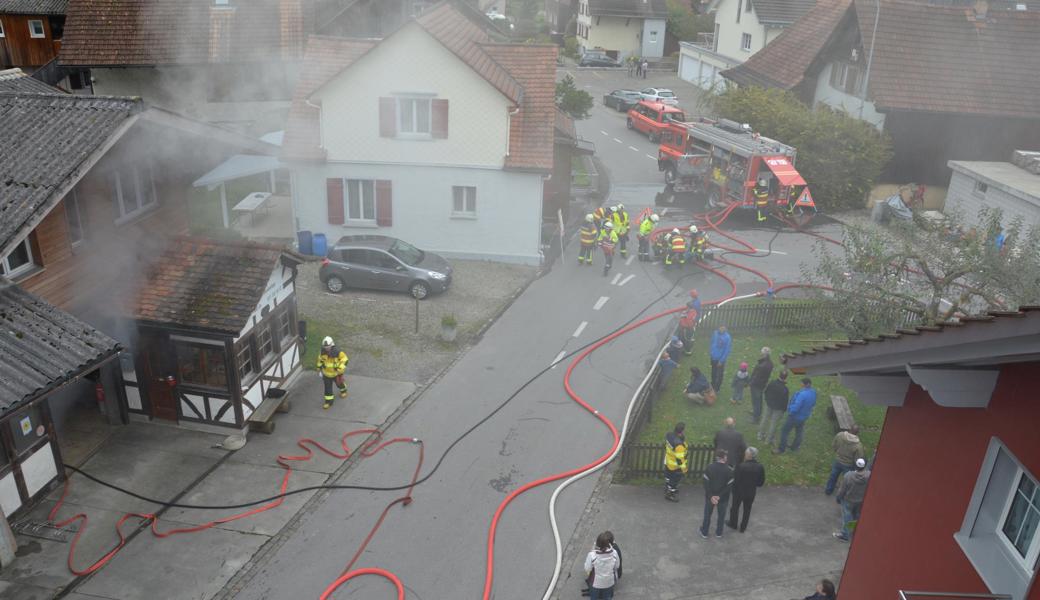 Die Feuerwehr Mittelrheintal übte im Oktober 2014 in Balgach: Das Interesse der Behörden und Zuschauer ist stets gross. Deshalb wäre das Risiko zu gross, dass sich ein Teil der Mannschaft in Quarantäne begeben müsste.