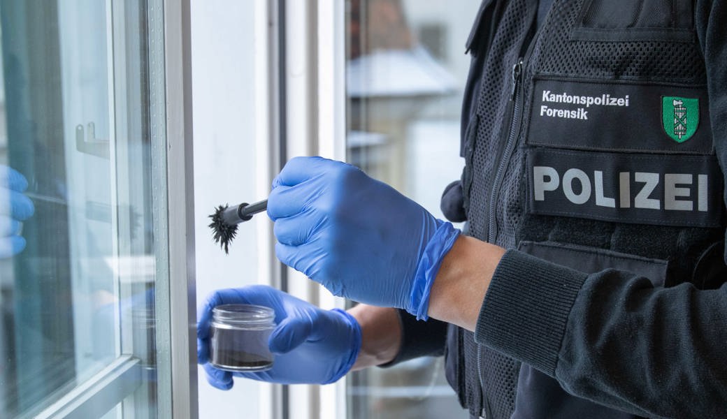 Einbrecher stehlen zwei Mofas aus einem Geschäft