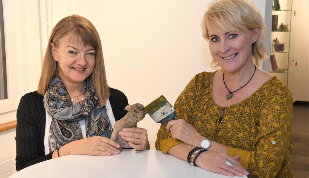Anja Strüning (links) und Karin Schelling stellen ihre Kunst zum ersten Mal gemeinsam aus. Was sie aus Schwemmholz und mit Pinsel geschaffen haben, zeigen sie ab 11. März in der Galerie zur Alten Post in Balgach.