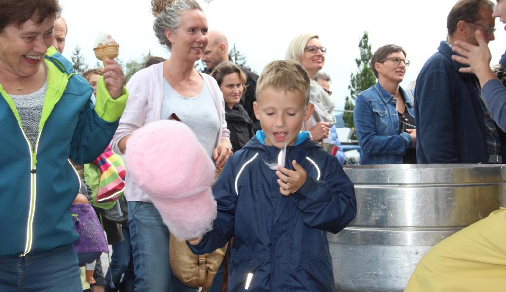 Gehört einfach dazu: Zuckerwatte und Glace.