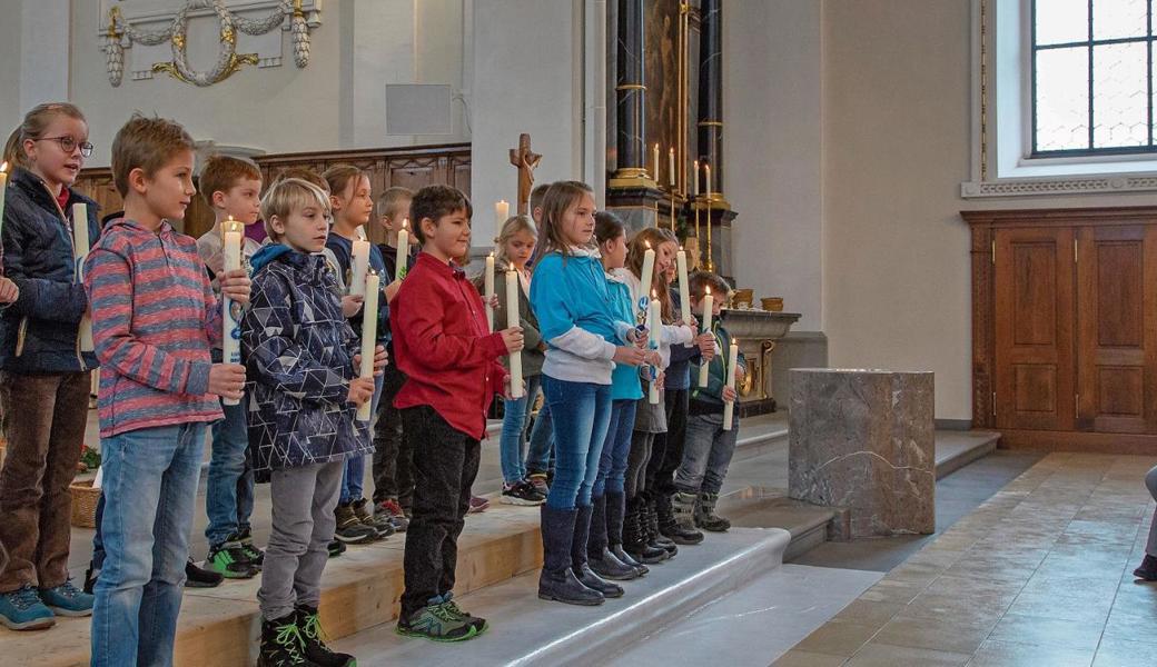 Zwanzig Erstkommunikanten erneuerten ihr Taufversprechen vor dem Altar der Kirche St. Nikolaus. 