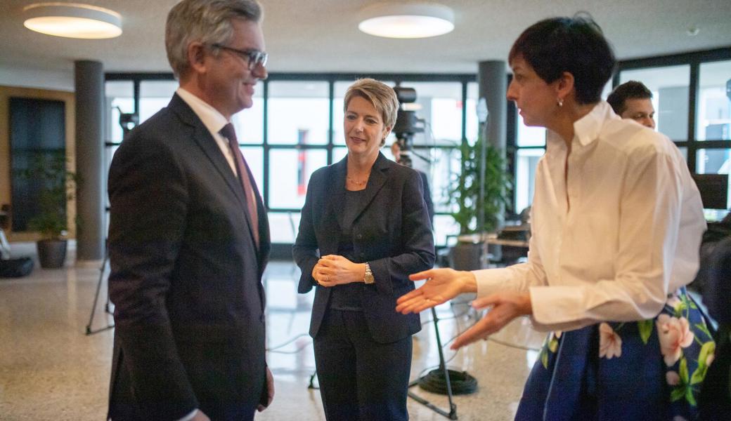 Die St. Galler Regierungsrätin Susanne Hartmann, Bundesrätin Karin Keller-Sutter und der österreichische Finanzminister Magnus Brunner (von rechts) beim Treffen am Freitag in Buchs.