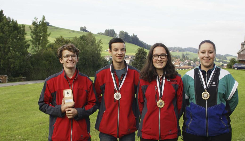 Die Hädler Jungschützen werden gleich dreimal ausgezeichnet: (v. l.) Clénin Rémy erhält den Pechvogelpreis, Luca Graf wird Zweiter und Simona Künzler gewinnt den Kantonalen Cupfinal. 