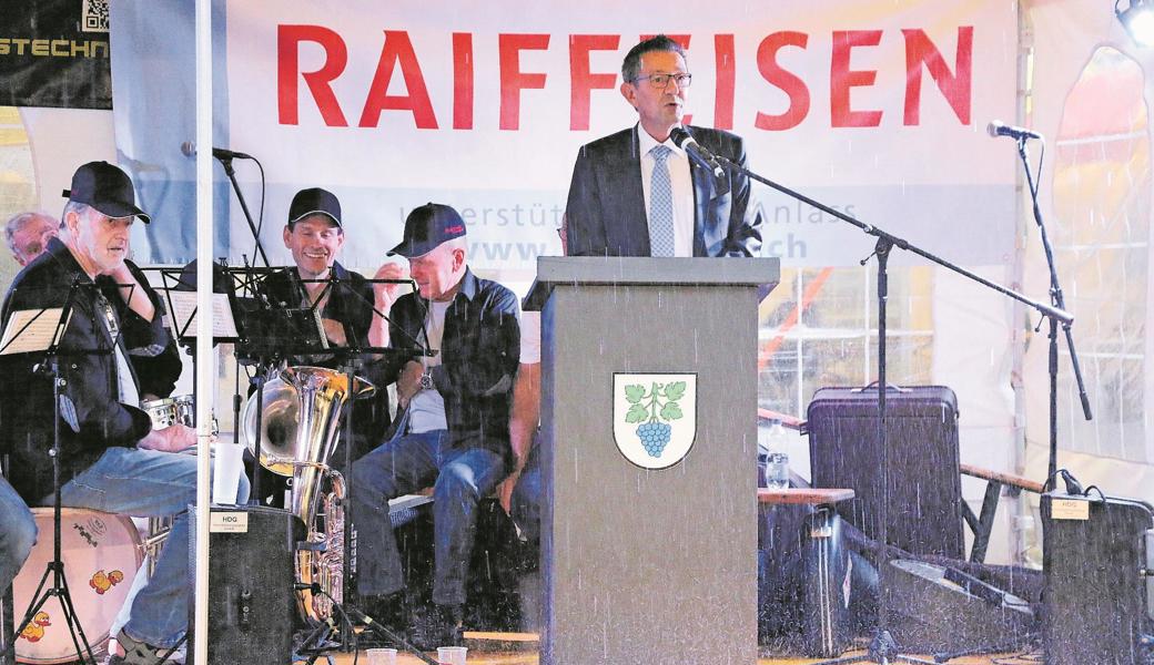 Umrahmt von der Buuremusig und strömendem Regen hielt Gemeindepräsident Reto Friedauer seine Festansprache.