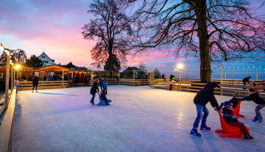 Auf der offenen Eisbahn in Heiden werden die Bedingungen für Curling geschaffen.