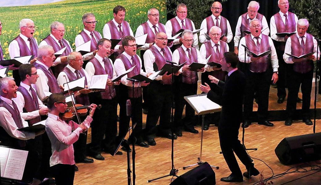 Bei einigen Liedern begleitete Stephanie Breuss die Sänger des Männerchors auf der Violine.