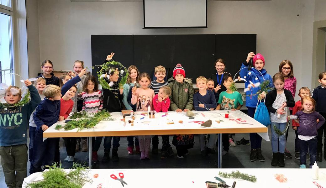 Die Kinder konzentrierten sich voll auf ihre Arbeit, damit ihre Werke rechtzeitig nach Hause getragen werden konnten.