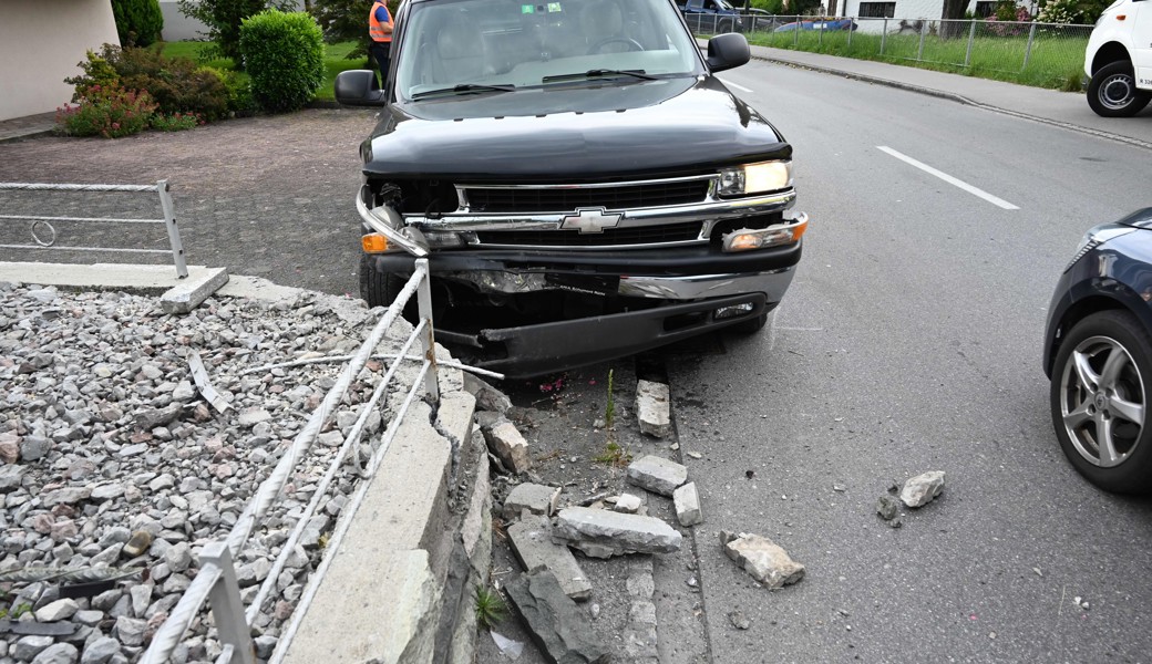 Auto kommt von der Strasse ab und prallt in eine Stützmauer  – Fahrerin verletzt