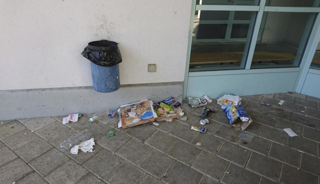 Neben den Kübel geworfener Abfall beim Schulhaus Eichenwies.