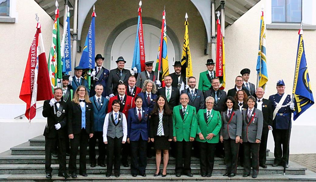 Vor der Kirche präsentierten sich die frisch ernannten kantonalen Veteraninnen und Veteranen des Musikkreises Rheintal zusammen mit ihrer Kreispräsidentin Verena Federli und dem Veteranenpräsidenten Armin Breu inmitten der bunten Vereinsfahnen.