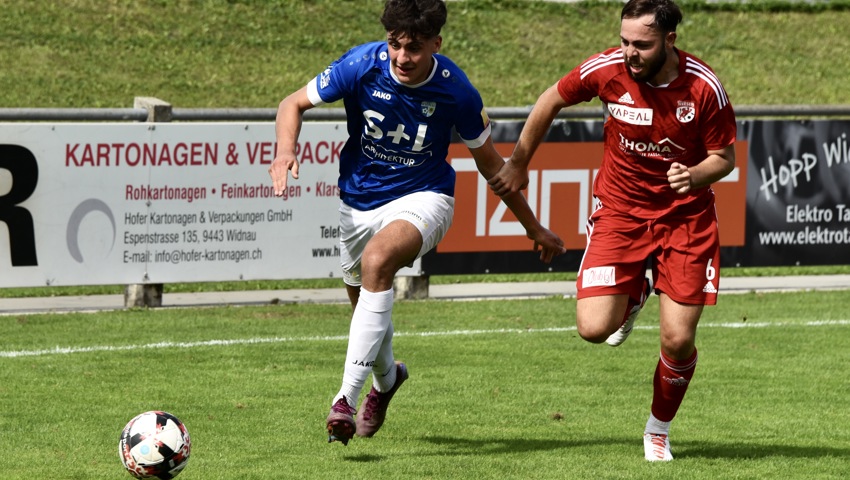 Timon Cabezas (links) stiftete allein mit seiner physischen Präsenz jede Menge Unruhe in der Weesener Hintermannschaft.