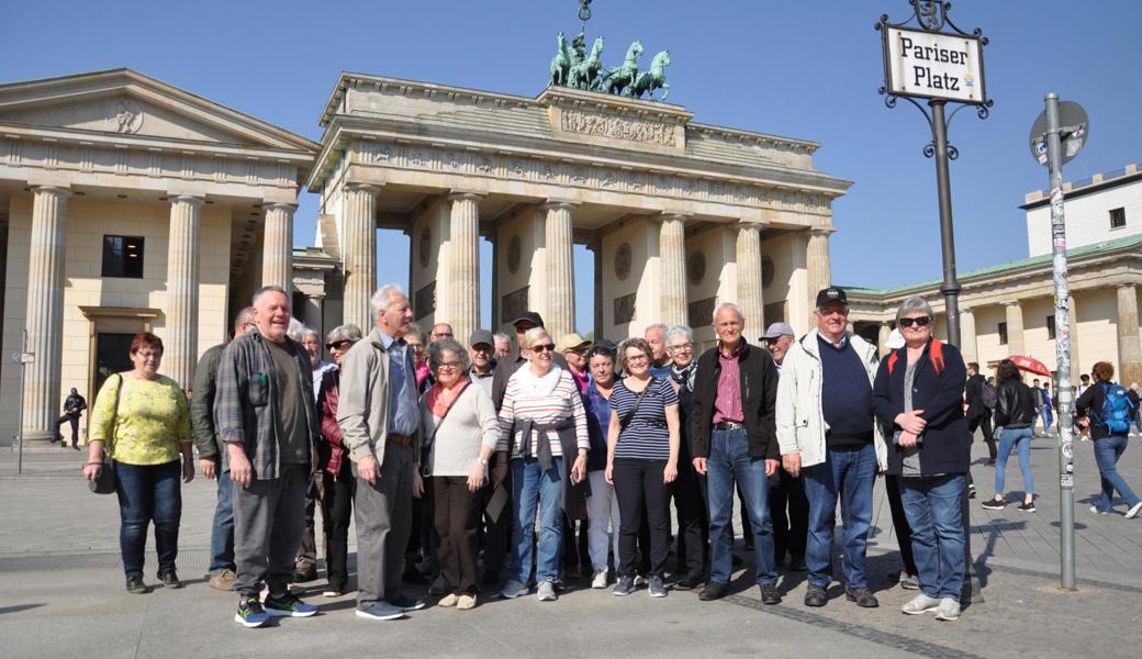 Einen besseren Platz fürs Gruppenbild gibt es nicht, als vor dem Brandenburger Tor am Pariser Platz in Berlin Mitte. Das Triumphtor, erbaut zwischen 1789 und 1793 ziert die Quadriga, die Bildhauer Johann Wolfgang von Schadow entwarf. 160 000 Hotelbetten stehen in der Hauptstadt zur Verfügung. Im letzten Jahr zählte man 35 Millionen Übernachtungen.