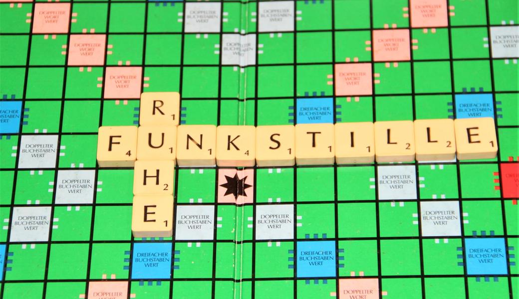 Statt alle Aufmerksamkeit auf den Lauf der Welt zu richten, darf's auch mal ein Spiel sein. Warum nicht ein Scrabble. Hier lässt sich zum Beispiel die Ruhe zu Punkten machen.