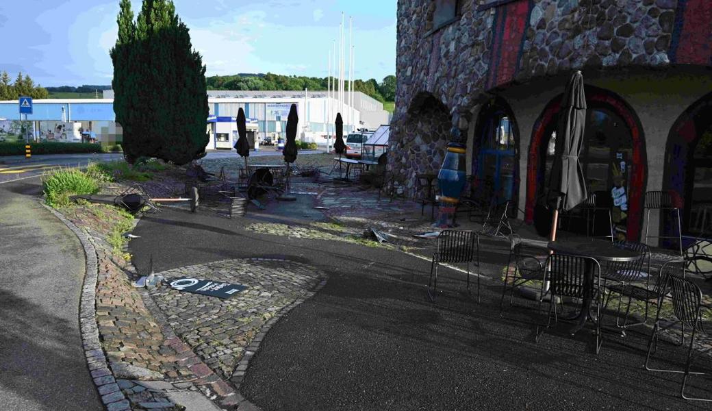 Der Fahrer verursachte hohen Sachschaden bei seiner Irrfahrt durch das Bistro der Hundertwasser-Markthalle.