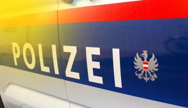 Polizeiauto rammt Auto einer flüchtenden Fahrerin