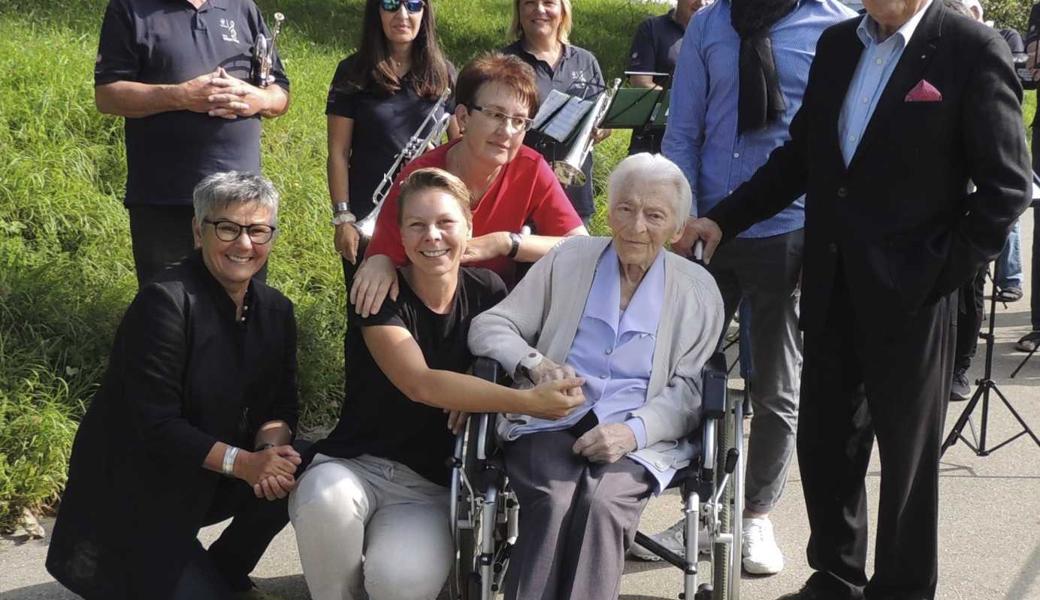 Sie kamen, um Berty Kehl zum 100. Geburtstag zu gratulieren (vorne von links): Maria Heine Zellweger, Gemeinderätin; Silvia Lüthi, Heimleiterin; Marliese Kehl, Schwiegertochter; Reto Kehl, Enkel, und Werner Meier, Gemeindepräsident.