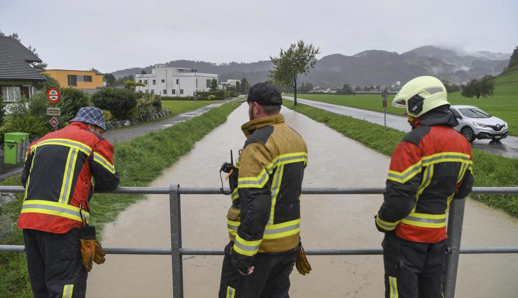 In Au wurde wegen der starken Regenfälle Pegelstandsalarm für den Littenbach ausgerufen.