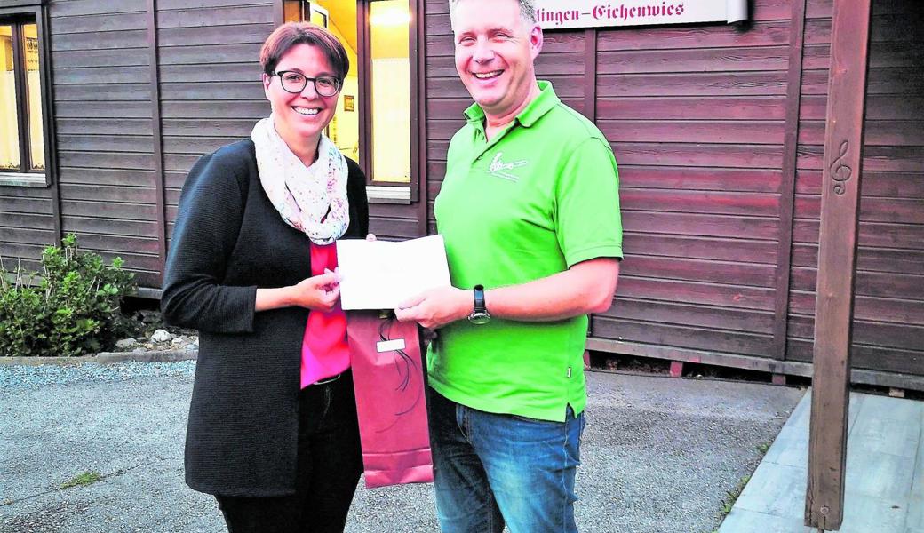 Präsidentin Irene Loher überreicht dem nach 18 Jahren zurücktretenden Jungmusikobmann Pascal Benz ein Geschenk.  Präsidentin Irene Loher überreicht dem nach 18 Jahren zurücktretenden Jungmusikobmann Pascal Benz ein Geschenk.
