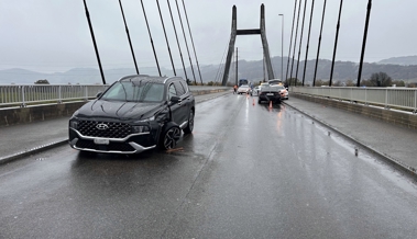 Unfall auf der Rheinbrücke: Frau gerät auf Gegenfahrbahn und kollidiert mit zwei anderen Autos Unfall auf der Rheinbrücke: Frau gerät auf Gegenfahrbahn und kollidiert mit zwei anderen Autos