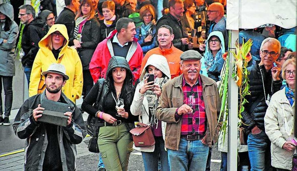 Beda Germann (links), Vorstandsmitglied von Vinum Berneck, hat die Gäste des Verschwellfestes auf dem Rathausplatz begrüsst.