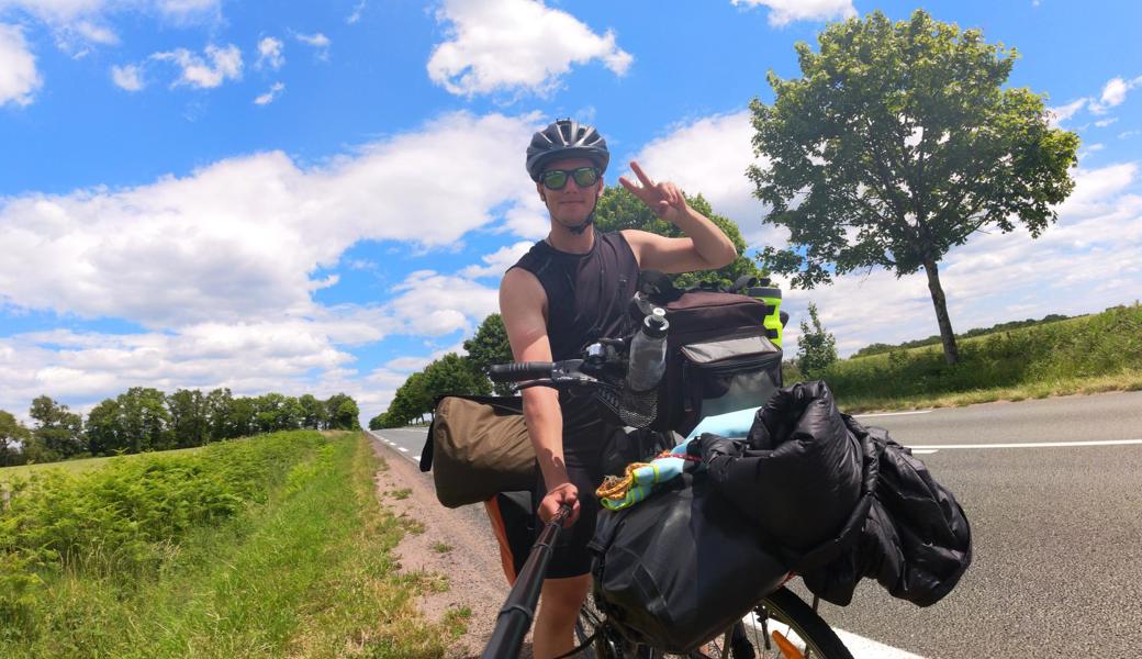 Während drei Monaten radelt Fabio Schärer mit seinem bepackten Velo durch fünf europäische Länder.