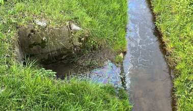 Mehrere Tausend Liter verschmutztes Wasser gelangten in Bäche: Feuerwehr errichtete Ölsperren