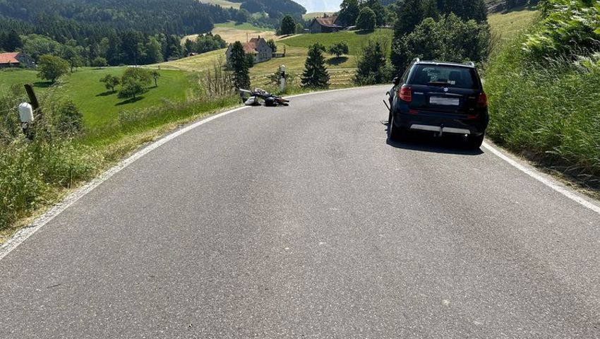 Bei der Kollision wurde ein Jugendlicher schwer verletzt.