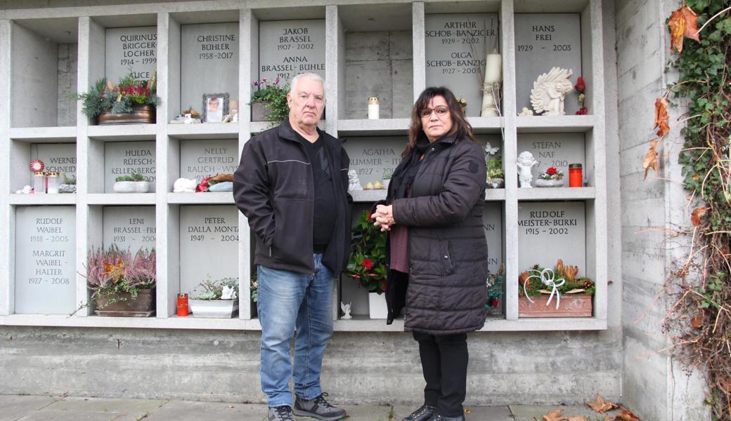 Obwohl die beiden Urnen fehlen, haben Freddy und Semia Höhener am Montagnachmittag eine Kerze für die Verstorbenen angezündet.